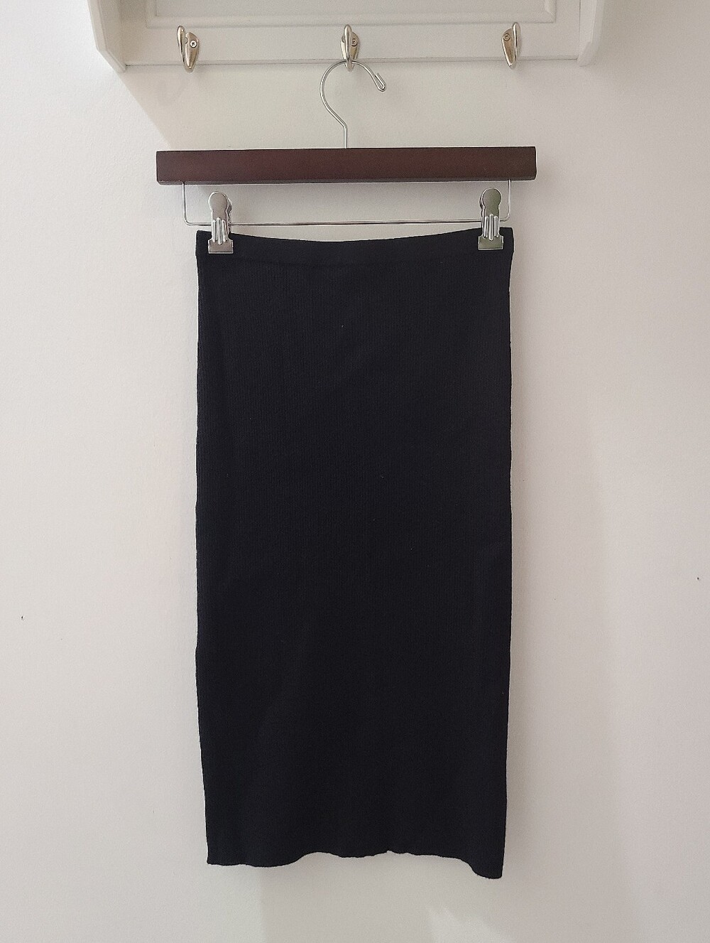 Intermix Black Ribbed Knit Clasped Fitted Midi Skirt Sz P/XS - Picture 4 of 9